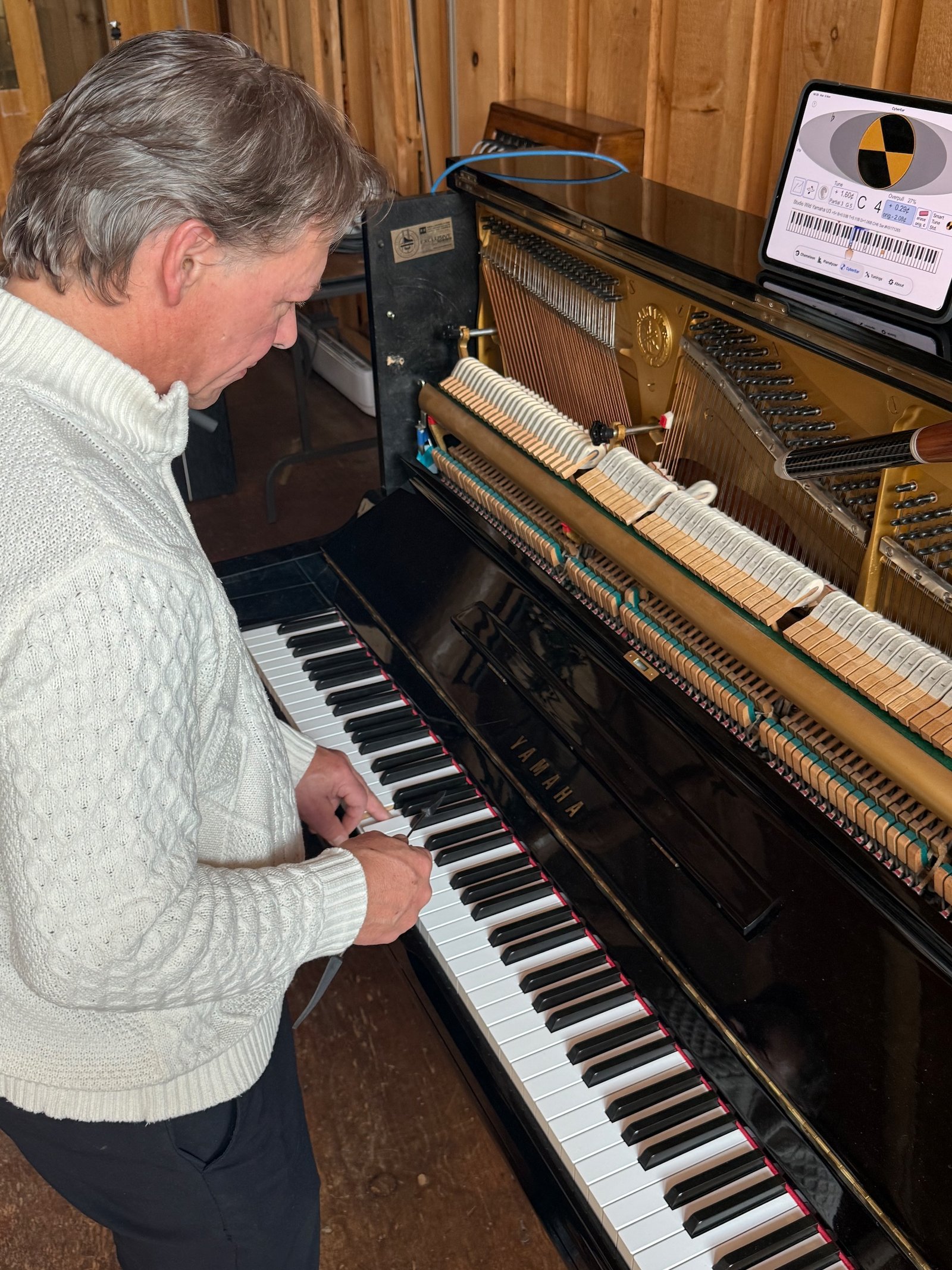 Patrick Brennan accordant un piano avec précision