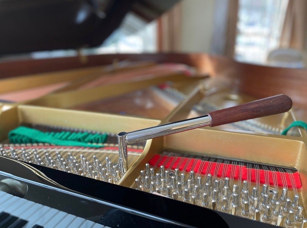 L'intérieur complexe d'un piano à queue montrant la tension des cordes