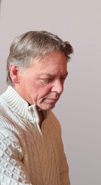 Patrick Brennan accordeur de piano spécialiste souriant